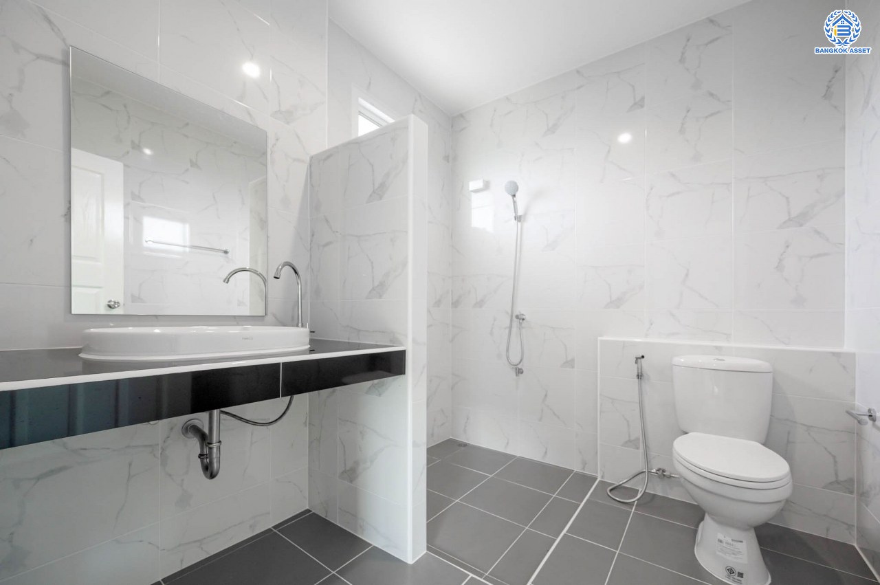 บ้านมือสองตกแต่งใหม่ โครงการ บ้านอาภา2 ปิ่นเกล้า-สวนผัก เนื้อที่ 61 ตร.ว. ฟังก์ชัน 3 ห้องนอน 3 ห้องน้ำ จอดรถได้ 2 คัน บนทำเลเดินทางสะดวก เชื่อมต่อหลายเส้นทาง ใกล้รถไฟฟ้าสายสีแดง "สถานีบางบำหรุ"